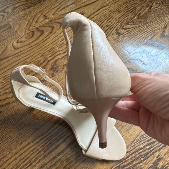 New Nine West Nude Open Toe Shoes Ankle Strap Kitten Heel Sandals Resort 9.5M - Picture 6 of 6